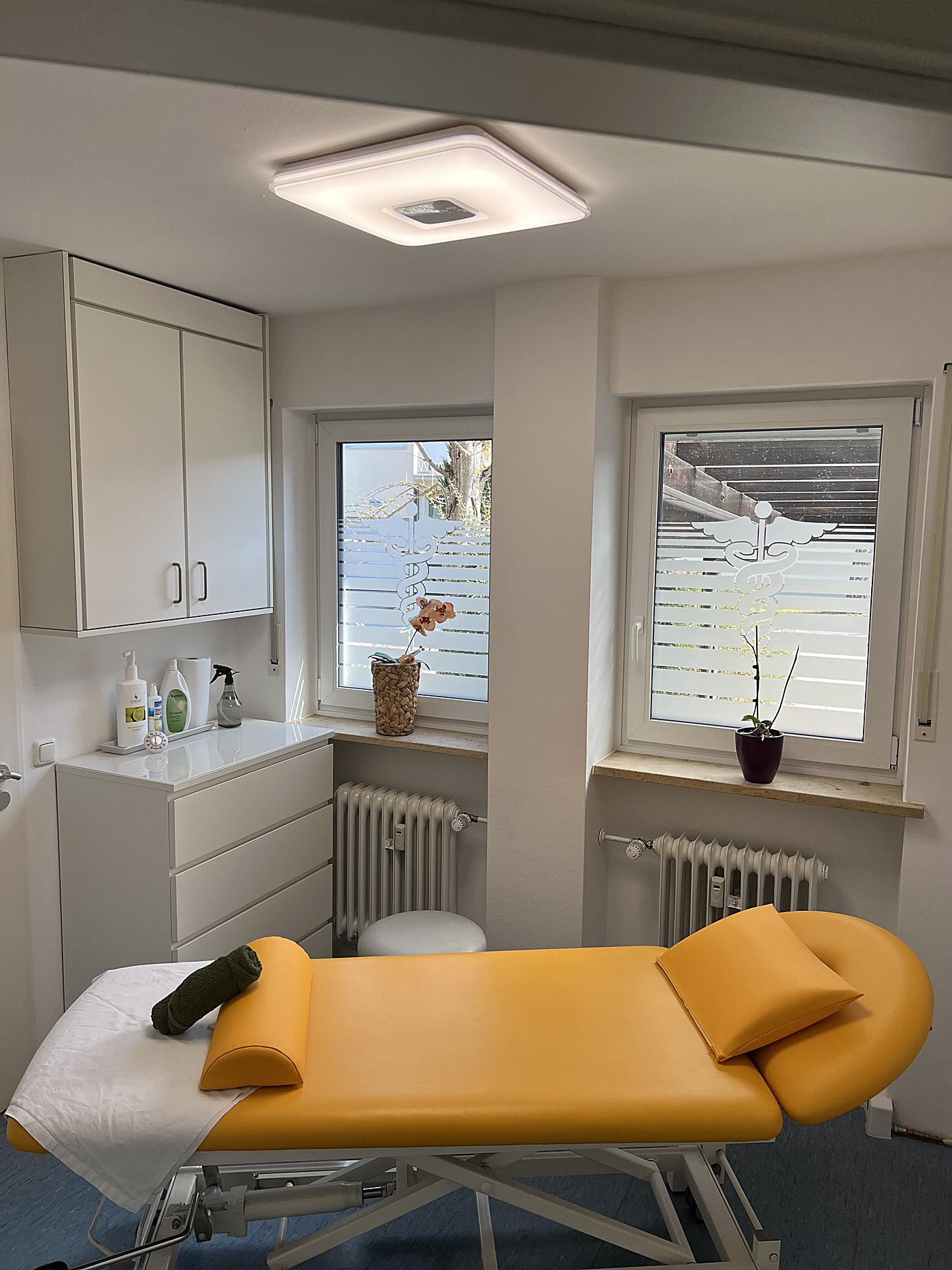 Behandlungsraum mit Schrank und Behandlungsliege
