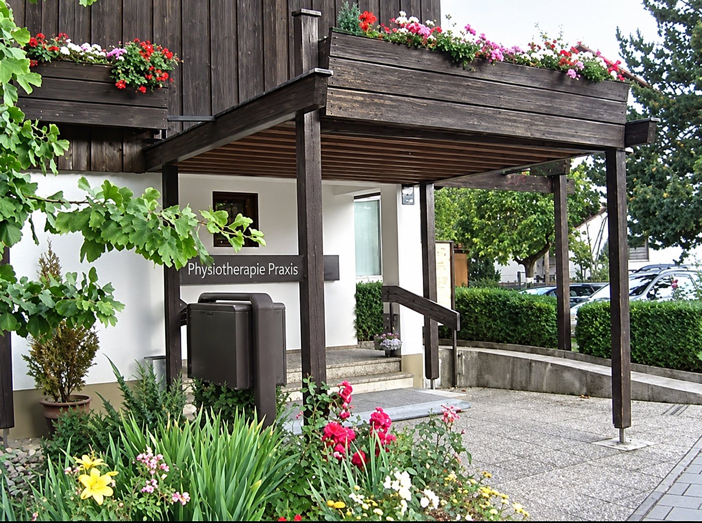 Eingang der Physiotherapie am Auweg