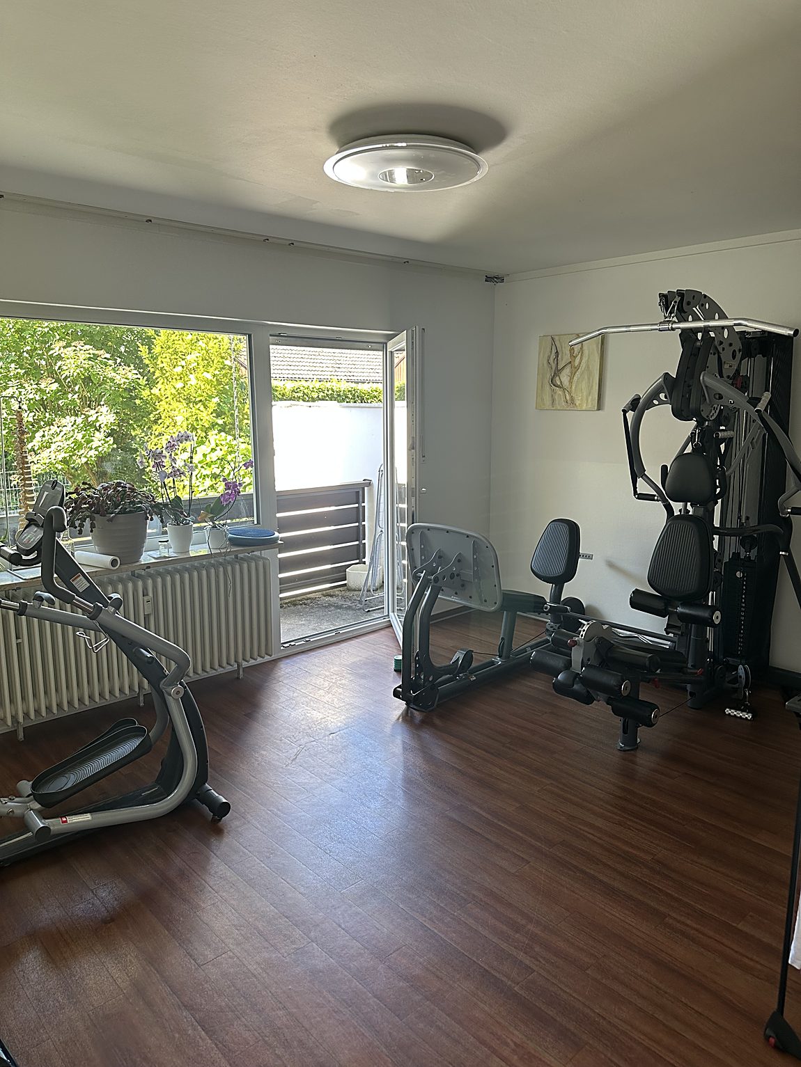 Raum für Krankengymnastik mit Trainingsgeräten